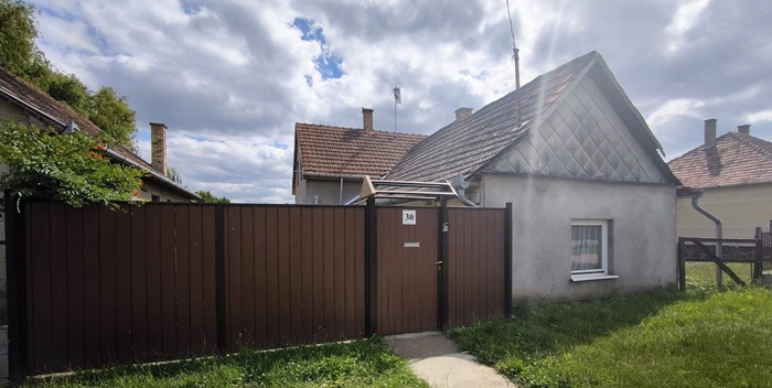 Konyár: Casă cu mansardă, renovat parțial și teren generos